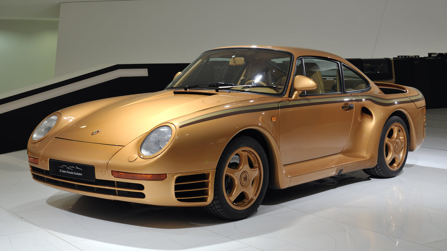 Collector's Gold: Member of Qatari Royal Family Owns 7 Unique Porsche 959 Supercars