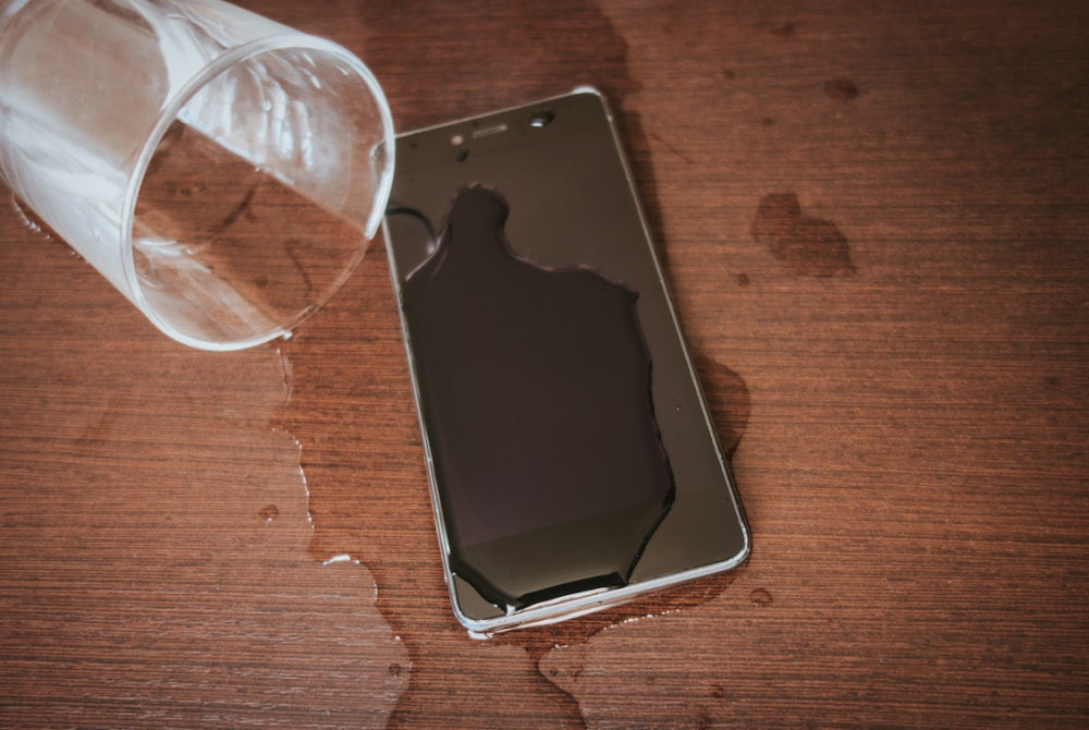 How to get water out of iphone charging port: Crucial tips for crucial times